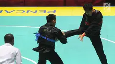 Pesilat Indonesia, Komang Harik Adi Putra (merah) melawan Mohd Al Jufferi Jamari (biru) asal Malaysia di final Kelas E Putra Asian Games 2018, Jakarta, Senin (27/8). Komang dinyatakan menang teknik atas Mohd Al Jufferi Jamari. (Merdeka.com/Arie Basuki)