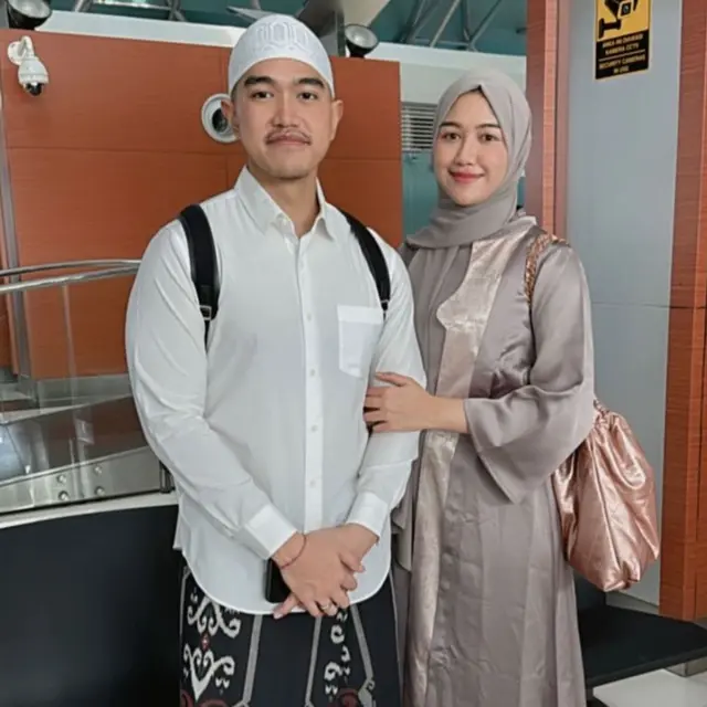 Tampilan Erina Gudono saat umrah bersama suaminya, Kaesang. (Dok: Instagram @kaesangp)