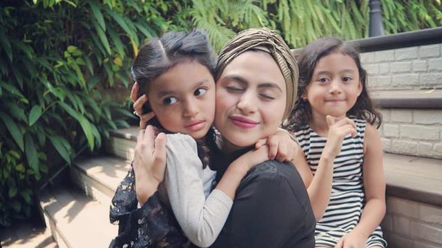 FOTO: Modisnya Asha Shara Kenakan Dress dengan Turban