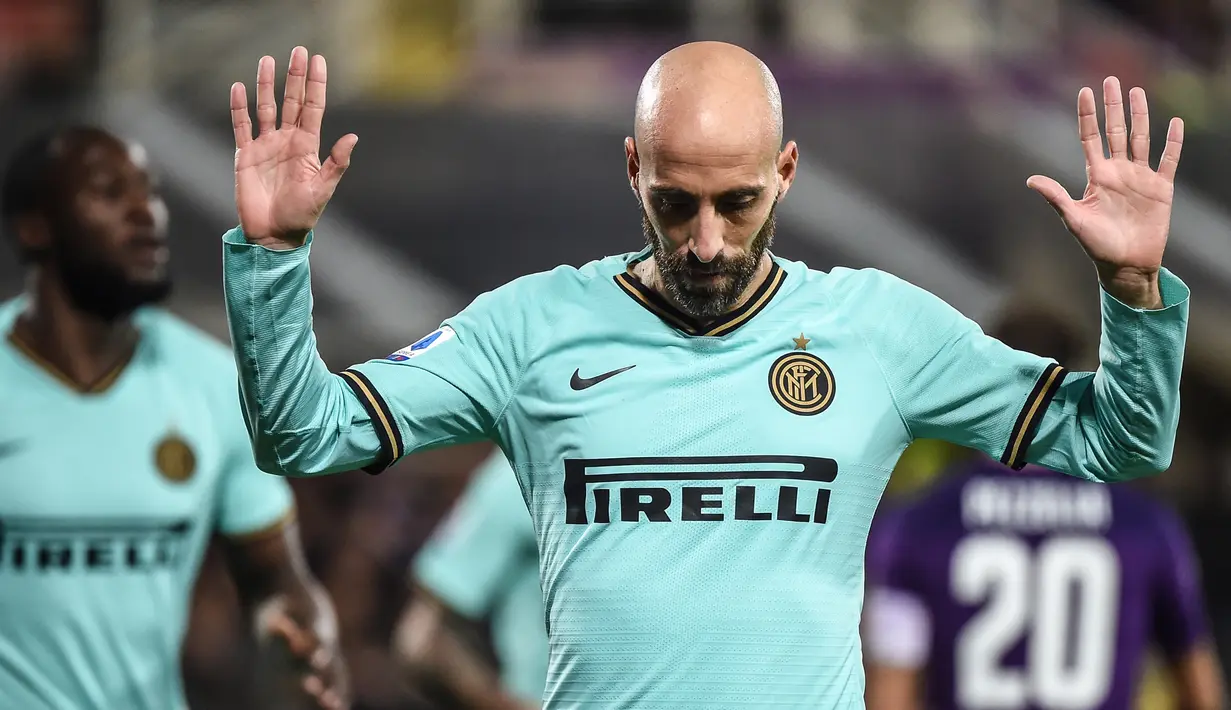 Gelandang Inter Milan, Borja Valero berselebrasi usai mencetak gol ke gawang Fiorentina pada pertandingan lanjutan Liga Serie A Italia di stadion Artemio-Franchi di Florence (15/12/2019). Inter Milan bermain imbang 1-1 atas Fiorentina. (AFP Photo/Filippo Monteforte)