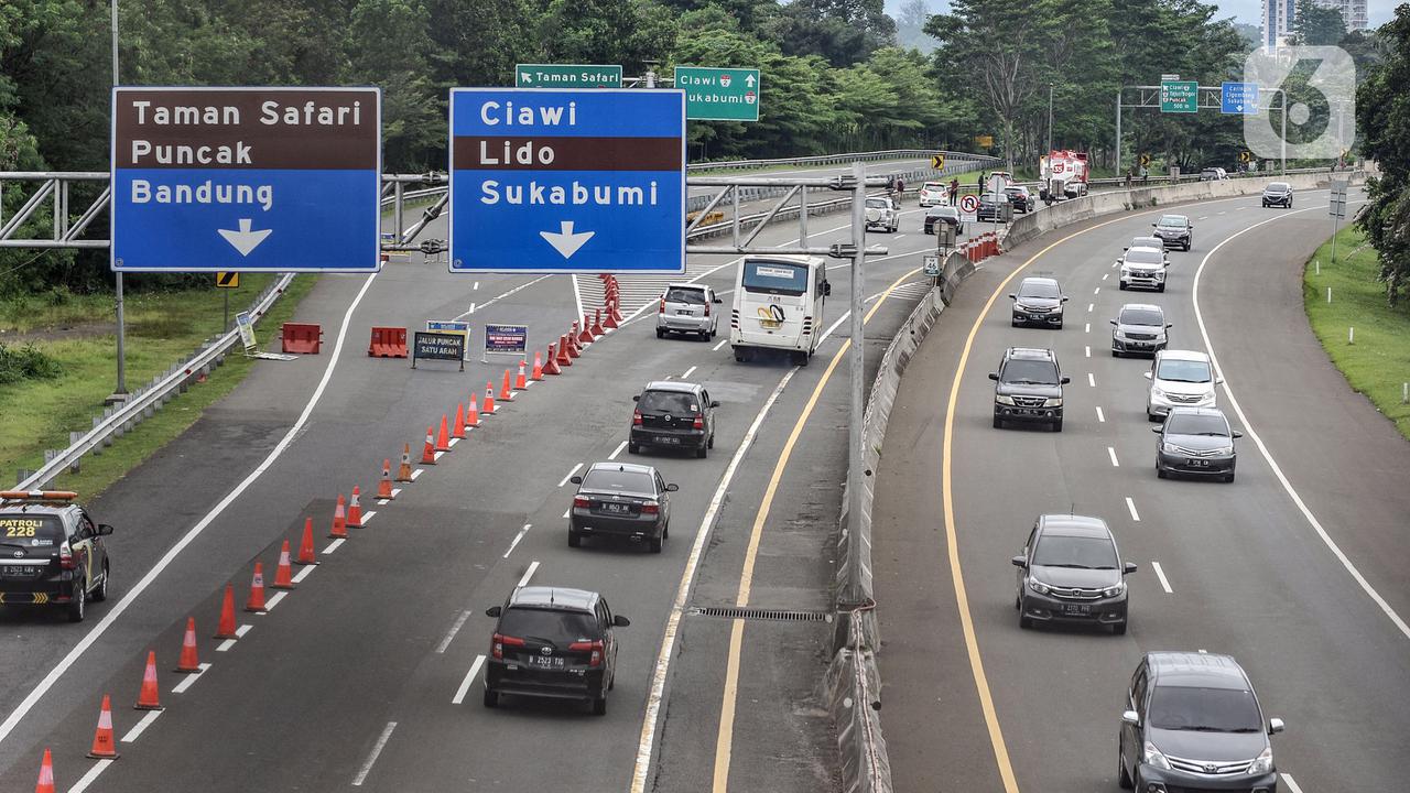 FOTO: Puncak Arus Balik Via Tol Tembus 137 Ribu Kendaraan