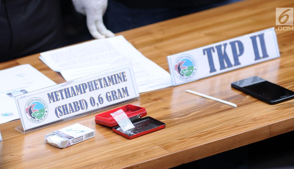 Barang bukti penangkapan artis peran dan model, Jennifer Dunn oleh satuan Dirnarkoba Polda Metro Jaya diperlihatkan saat rilis, Jakarta, Selasa (2/1). Jennifer Dunn sebelumnya juga pernah tersandung kasus narkoba. (Liputan6.com/Helmi Fithriansyah)