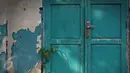 Pintu kelas yang rusak di SDN Klender 15, Jakarta Timur, Rabu (18/11/2015). Gedung sekolah yang dibangun tahun 1978 tersebut telah rusak dan terbengkalai selama tiga tahun. (Liputan6.com/Immanuel Antonius)