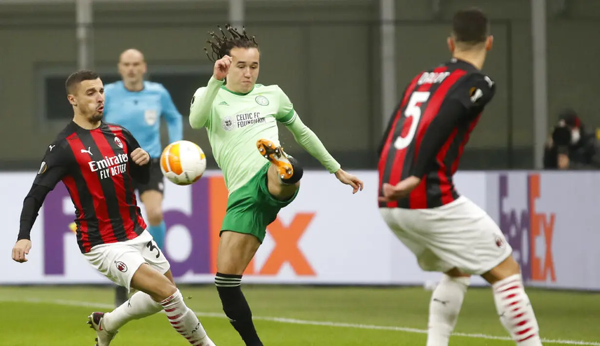 Pemain Celtic Diego Laxalt (tengah) coba dihalau pemain AC Milan Rade Krunic (kiri) dan Diogo Dalot pada pertandingan Grup H Liga Europa di Stadion San Siro, Milan, Italia, Kamis (3/12/2020). AC Milan mengalahkan Celtic 4-2 setelah sebelumnya sempat tertinggal dua gol. (AP Photo/Antonio Calanni)