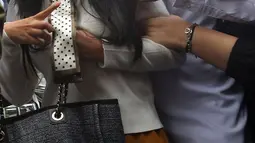 Selebgram Rachel Vennya (kiri) dan kekasihnya Salim Nauderer tiba di Polda Metro Jaya, Jakarta, Kamis (21/10/2021). Rachel memenuhi panggilan Polda Metro Jaya untuk dimintai klarifikasi terkait kasus dugaan kaburnya dari tempat karantina usai pulang dari luar negeri. (Liputan6.com/Herman Zakharia)