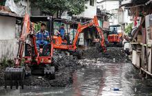FOTO: Antisipasi Banjir, Lumpur Kali Krukut di Tanah Abang Dikeruk