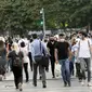 Orang-orang yang memakai masker menyeberangi sebuah jalan di Ankara, Turki, pada 11 September 2020. Turki mengonfirmasi 1.671 kasus baru COVID-19 pada Jumat (11/9), menambah total pasien yang terinfeksi menjadi 288.126 orang, demikian diumumkan Kementerian Kesehatan Turki. (Xinhua/Mustafa Kaya)