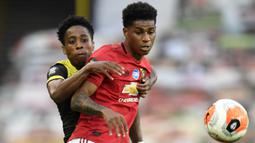 Striker Manchester United, Marcus Rashford, berebut bola dengan bek Southampton, Kyle Walker-Peters, pada laga lanjutan Premier League pekan ke-35 di Stadion Old Trafford, Selasa (14/7/2020) dini hari WIB. Manchester United bermain imbang 2-2 atas Southampton. (AFP/Peter Powel/pool)