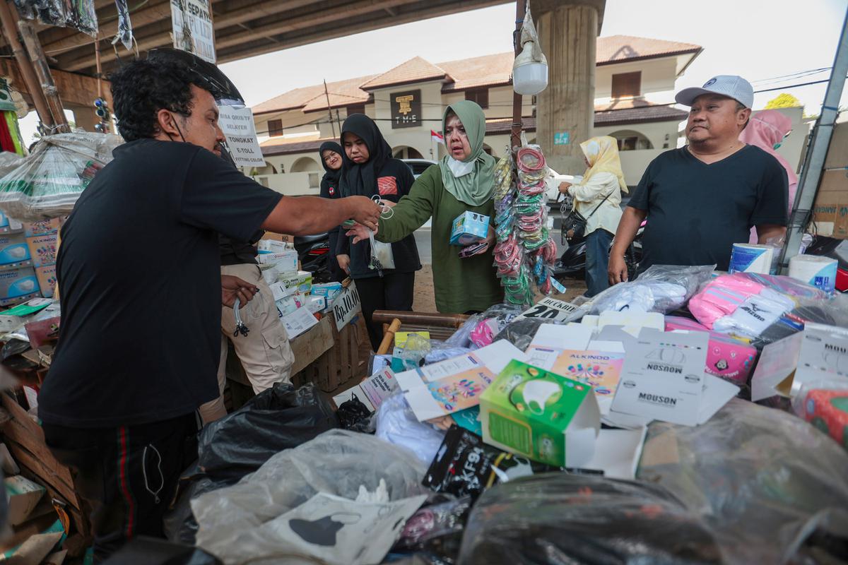 Warga Berburu Masker di Tengah Sebaran Abu Vulkanik