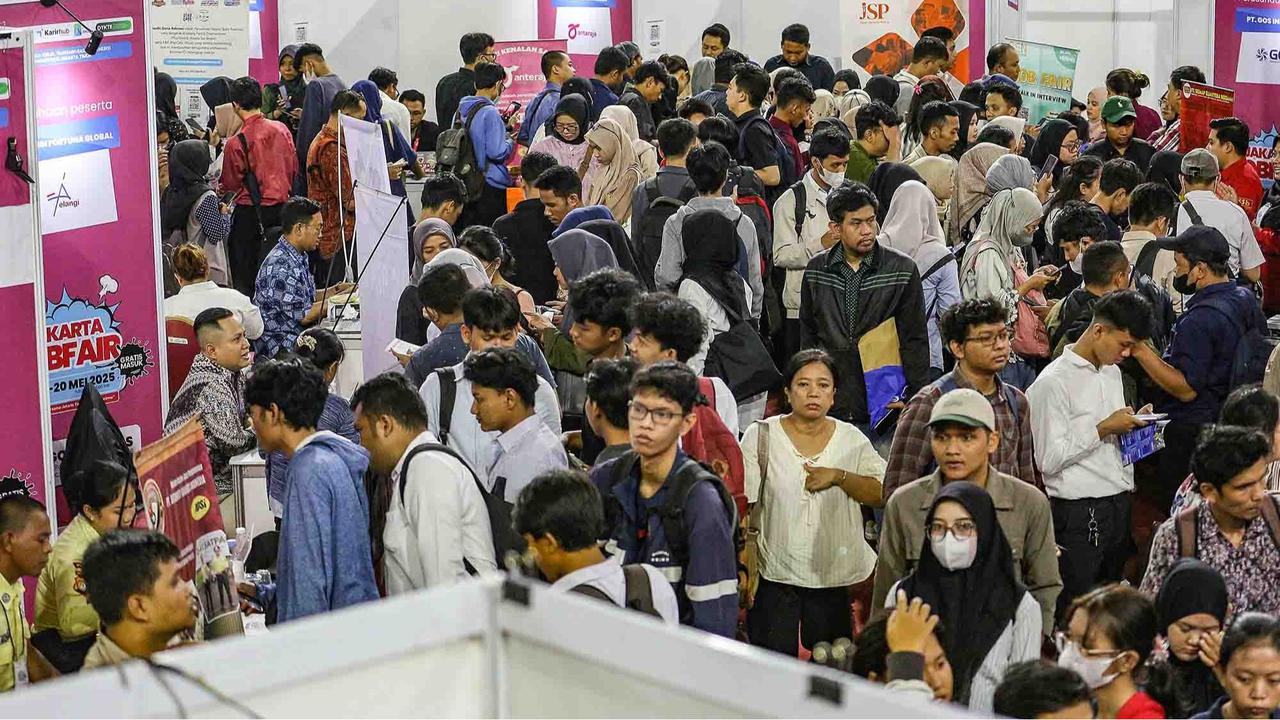 FOTO: Ribuan Pencari Kerja Padati Bursa Kerja di GOR Ciracas