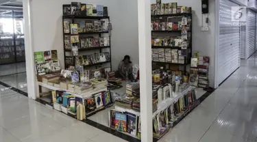 Pedagang menunggu pembeli di Pasar Buku Jakbook Kenari, Salemba, Jakarta, Selasa (30/7/2019). Sejumlah pedagang yang sebelumnya berjualan di kawasan Pasar Senen dan Kwitang tersebut mengaku pengunjung di sentra buku itu sepi. (Liputan6.com/Johan Tallo)