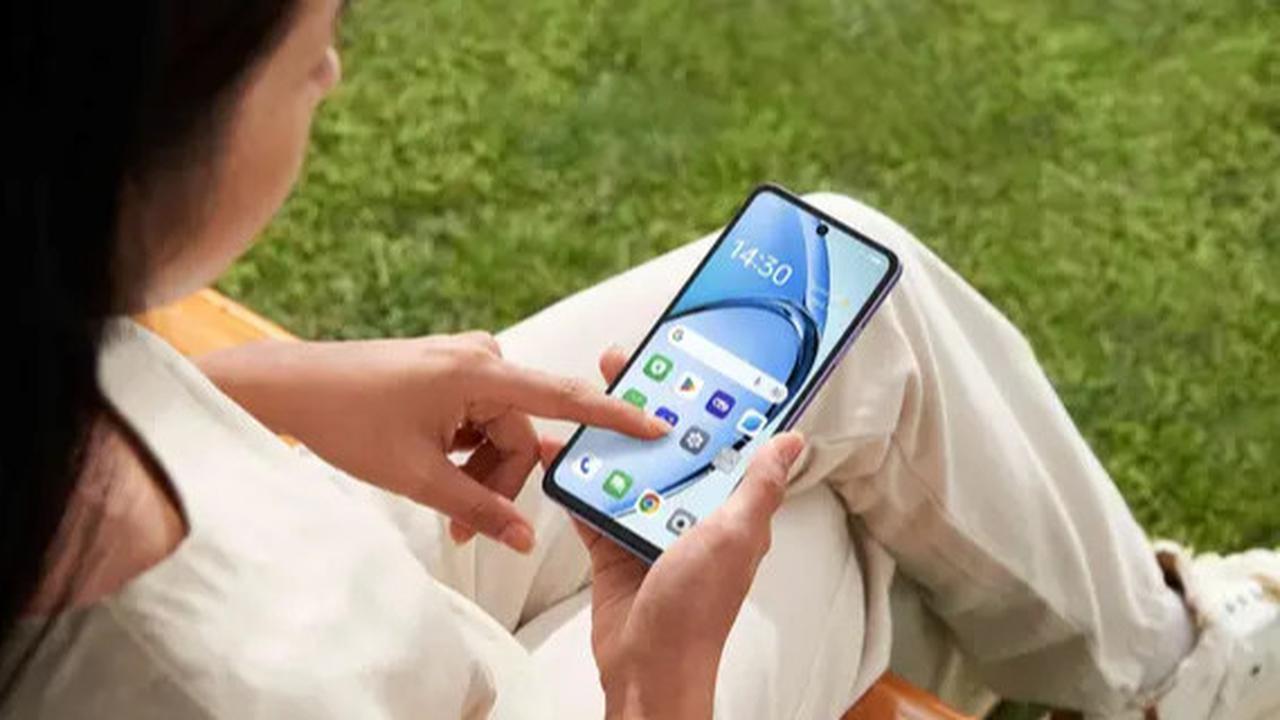 Cara Ampuh Membersihkan Layar HP Berminyak & Noda Membandel dengan Mudah