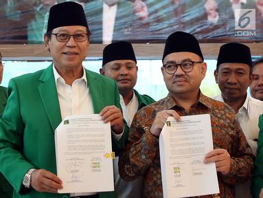 Ketum PPP Muktamar Jakarta Djan Faridz dan bakal Cagub Jawa Tengah dari Partai Gerindra, Sudirman Said berfoto bersama sembari menunjukan surat dukungan saat Rapat Pimpinan Nasional (Rapimnas) PPP di Jakarta, Rabu (20/12). (Liputan6.com/JohanTallo)
