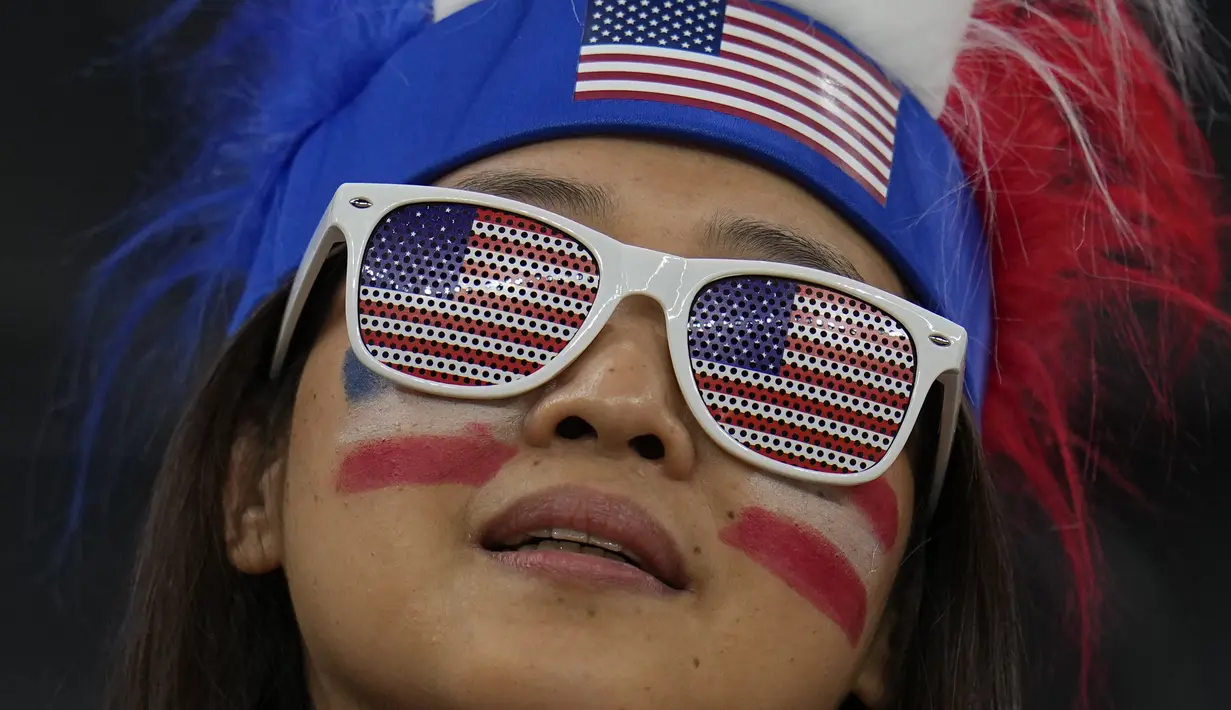 Fans wanita tim Amerika Serikat mengenakan atribut menunggu dimulainya pertandingan grup B Piala Dunia 2022 Qatar antara Inggris dan Amerika Serikat di Stadion Al Bayt di Al Khor, Qatar, Sabtu (26/11/2022). Fans-fans cantik Inggris dan Amerika Serikat mengenakan atribut mendukung negaranya saat laga berlangsung. (AP Photo/Julio Cortez)