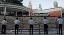 Para siswa saling memegang tangan mengelilingi St. Paul's College di Hong Kong, Senin (9/9/2019). Aksi dilakukan para siswa yang masih berseragam sekolah sebagai bentuk dukungan terhadap demonstran anti pemerintah setelah bentrokan yang terjadi pada akhir pekan lalu. (AP/Kin Cheung)