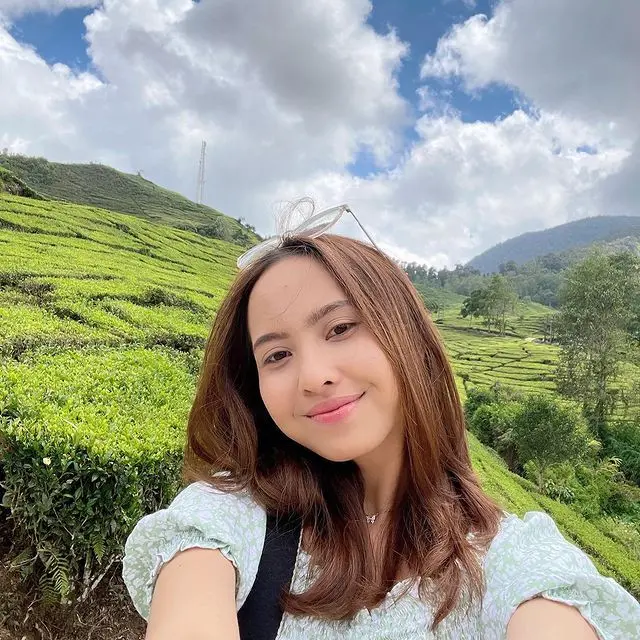 Jadi Sorotan, 6 Potret Triyana Mahadewi Istri YouTuber Turah Parthayana