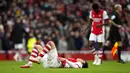 Pemain Arsenal Takehiro Tomiyasu berbaring di lapangan usai melawan Manchester City pada pertandingan sepak bola Liga Inggris di Stadion Emirates, London, Inggris, 1 Januari 2022. Manchester City menang 2-1. (AP Photo/Matt Dunham)