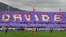 Penonton membentuk tulisan Davide saat pertandingan Fiorentina vs Benevento di stadion Artemio Franchi di Florence (11/3). Pada menit ke-13 pertandingan sempat terhenti untuk mengenang Davide Astori. (AFP Photo/Claudio Giovannini)
