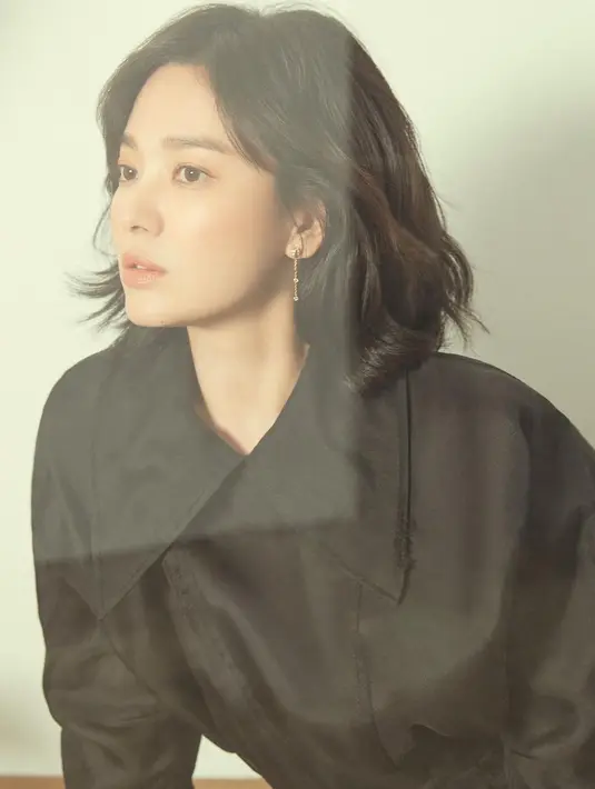 “Selain itu, jika kamu memakai kalung yang mewah, kamu bisa lebih tampil percaya diri,” lanjut Song Hye Kyo. Instagram/kyo1122)