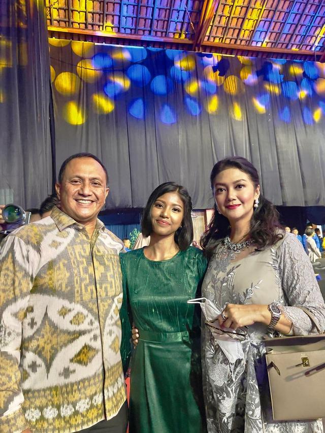 6 Potret Bella Saphira Hadir di Wisuda Putri Sambungnya, Makin Kompak