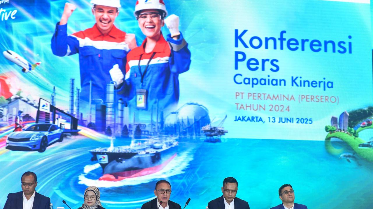 Direktur Utama Pertamina Simon Aloysius Mantiri dalam Konferensi Pers Laporan Rapat Umum Pemegang Saham (RUPS) Tahun Buku 2024