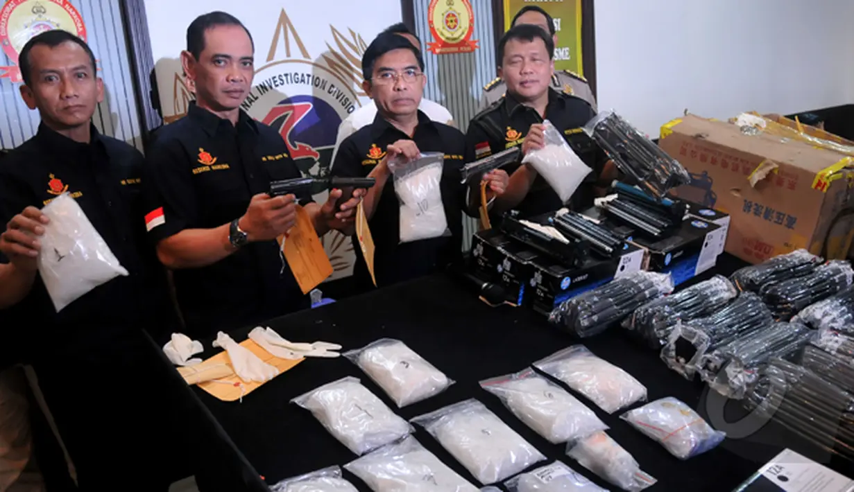 Jika dikonversikan ke dalam rupiah, perkiraan omset para tersangka ini mencapai angka Rp 14,5 miliar, Jakarta, Jumat (20/2/2015). (Liputan6.com/Johan Tallo)