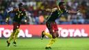 Striker Kamerun, Benjamin Moukandjo, merayakan gol yang dicetaknya ke gawang Burkina Faso. Kamerun sempat unggul 1-0 pada menit ke-35 setelah Moukandjo membobol gawang Burkina Faso. (AFP/Gabriel Bouys)