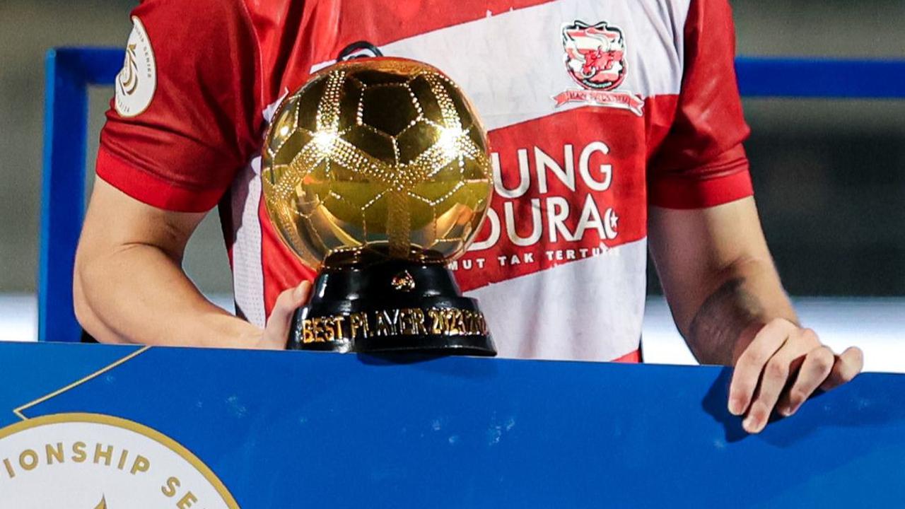 Gelandang Madura United, Francisco Rivera meraih penghargaan sebagai 'Best Player' atau Pemain Terbaik. Foto: Bola.com/Bagaskara Lazuardi