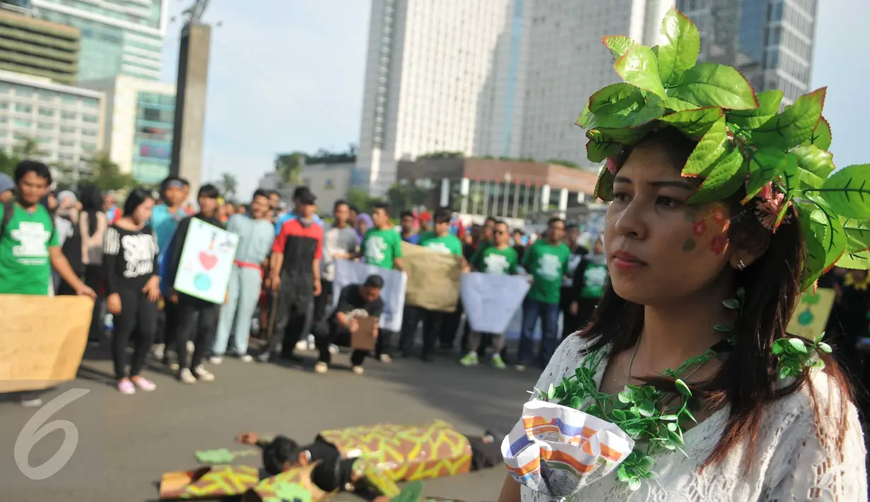 Aksi teatrikal ditampilkan dalam memperingati Hari Bumi Sedunia di Bundaran HI, Jakarta, Minggu (22/4). Kegiatan tersebut guna memperingati Hari Bumi Internasional serta mengkampanyekan cinta lingkungan untuk masa depan. (Liputan6.com/Gempur M Surya)