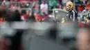 Bibiana Steinhaus sering pula mendapatkan pelecehan-pelecehan baik verbal maupun seksual dalam memimpin pertandingan. Seperti saat berkonfrontasi dengan manajer Bayern Munich, Pep Guardiola pada tahun 2014 saat menjadi ofisial keempat. (AFP/Patrik Stollarz)