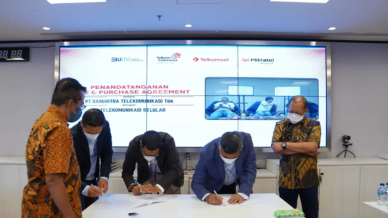 Penandatanganan perjanjian jual beli antara Telkomsel dan Mitratel dalam pengalihan 6.000 menara telekomunikasi (BTS) pada 29 Juli 2022.