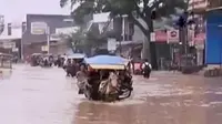 Hujan deras yang kembali mengguyur wilayah Kabupaten Bandung, Jawa Barat, membuat banjir kembali naik.