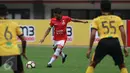 Pemain Persija Jakarta bersiap menendang bola saat melawan Barito Putera dalam pertadingan Liga 1 di Stadion Patriot, Bekasi (22/4). Dalam pertandingan ini gol dari masing-masing tim tercipta pada babak kedua. (Liputan6.com/Gempur M. Surya)