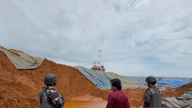 Aksi Prajurit TNI AL Cegat Kapal Bawa Nikel Ilegal di Perairan Sulawesi Tenggara