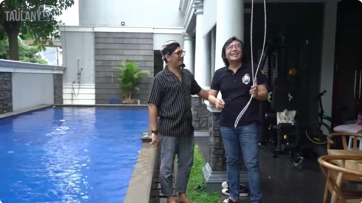 6 Potret Halaman dan Teras Rumah Ari Lasso, Asri Dilengkapi Kolam Renang