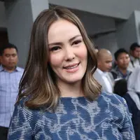 Senyum manis Cathy Sharon usai menjalani sidang perceraian di PN Jakarta Selatan, Senin (7/3). Diberitakan sebelumnya, Eka suami Cathy Sharon mengajukan permohonan cerai pada 1 Desember 2015. (Liputan6.com/Herman Zakharia)