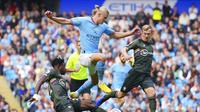 Striker Manchester City, Erling Haaland dikepung dua pemain Southampton dalam lanjutan Liga Inggris 2022/2023 di Etihad Stadium, Sabtu (8/10/2022) malam WIB. (AP Photo/Jon Super)