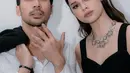 Mata menjadi fokus utama dalam riasan ini, dengan penggunaan eyeshadow bernuansa hangat dan shimmer yang menambah kedalaman pada kelopak mata. Eyeliner yang tajam dan winged memberi tampilan mata yang lebih besar dan tegas, menciptakan kesan dramatis ala bintang film Hollywood. Bulu mata tebal dan lentik semakin memperkuat kesan glamor.  [@mariatheodoree].