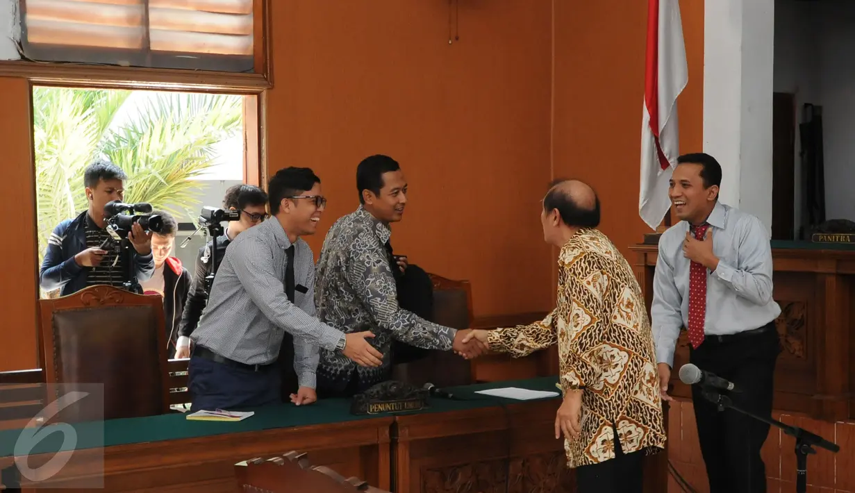 Tim Penuntut Umum KPK menyalami Mantan Dirjen Pajak, Hadi Poernomo usai sidang PK gugatan praperadilan di Pengadilan Negeri Jaksel, Kamis (27/8/2015). Sidang ditunda hingga 9 September mendatang. (Liputan6.com/Helmi Fithriansyah)