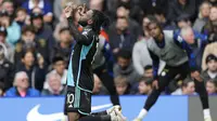 Selebrasi striker Leicester City, Stephy Mavididi setelah mencetak gol penyeimbang 2-2 ke gawang Chelsea pada laga perempatfinal Piala FA 2023/2024 di Stamford Bridge, London, Minggu (17/3/2024). (AP Photo/Dave Shopland)