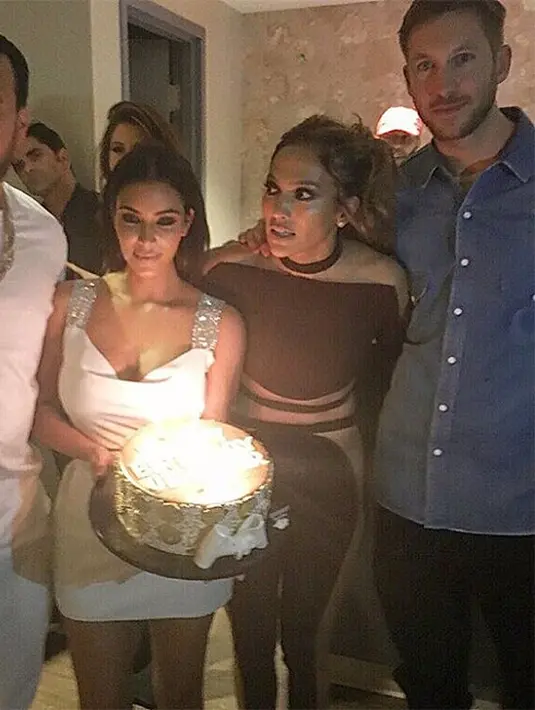 Diwartakan Radaronline (24/07/16), Calvin Harris datang ke perayaan ulang tahun Jennifer Lopez. Calvin Harris nampak menikmati pesta bersama Kim dan Kanye yang tak lain adalah musuh bebuyutan dari Taylor Swift. (Dailymail/Bintang.com)