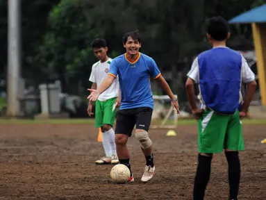 Mantan pesepakbola Nasional, Ricky Yakobi membawa bola saat melatih di salah satu lapangan di Jakarta.   Striker legendaris Timnas Indonesia Ricky Yacobi meninggal dunia pada Sabtu (21/11/2020) pagi WIB. (Liputan6.com/Helmi Fithriansyah)