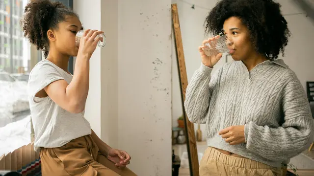 Anak sedang meminum air