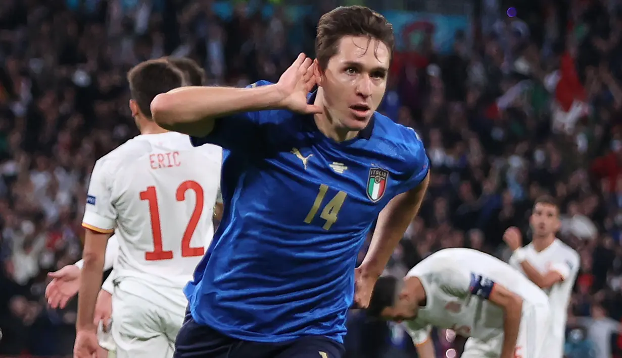 Enrico Chiesa adalah Star of The Match kala Italia takhlukkan Spanyol di Semifinal Euro 2020. Sebelumnya, ia juga pernah sabet Star of The Match ketika hadapi Wales. Ia merupakan salah satu pemain termuda yang pernah sabet gelar ini di Euro 2020, yaitu 23 tahun. (Foto: AFP/Pool/Carl Recine)