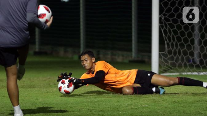 Penjaga gawang Timnas Indonesia U-22 saat mengikuti latihan di Lapangan D, Kompleks Gelora Bung Karno, Senayan, Jakarta, Selasa (2/3/2021). Latihan ini persiapan untuk dua ajang uji coba melawan tim Liga 1 Indonesia dan SEA Games 2021 di Vietnam. (Liputan6.com/Helmi Fithriansyah)