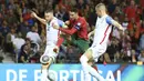 Pemain Portugal, Cristiano Ronaldo, berusaha melewati pemain Slovakia, Milan Skriniar dan Denis Vavro, pada laga Kualifikasi EURO 2024 di Stadion Dragao, Sabtu (14/10/2023). Portugal menang dengan skor 3-2. (AP Photo/Luis Vieira)