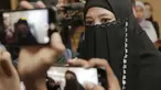 Artis lawas Peggy Melati Sukma menghadiri Hijabers Community Day 2019 (27/4/2019) di Kasablanka Mall, Jakarta Selatan. Penampilan Peggy yang kini bercadar membuat para wartawan ingin mengabadikan penampilan baru Peggy. Meski bercadar, Peggy tetaplah mempesona. (KapanLagi.com/Muhammad Akrom Sukarya)