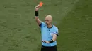 Awal petaka bagi Belanda terjadi pada menit 55, The Oranje mesti bermain dengan 10 orang usai bek andalan Matthijs de Ligt yang diusir wasit setelah menyentuh bola dengan tangan. (AP/Laszlo Balogh, Pool)