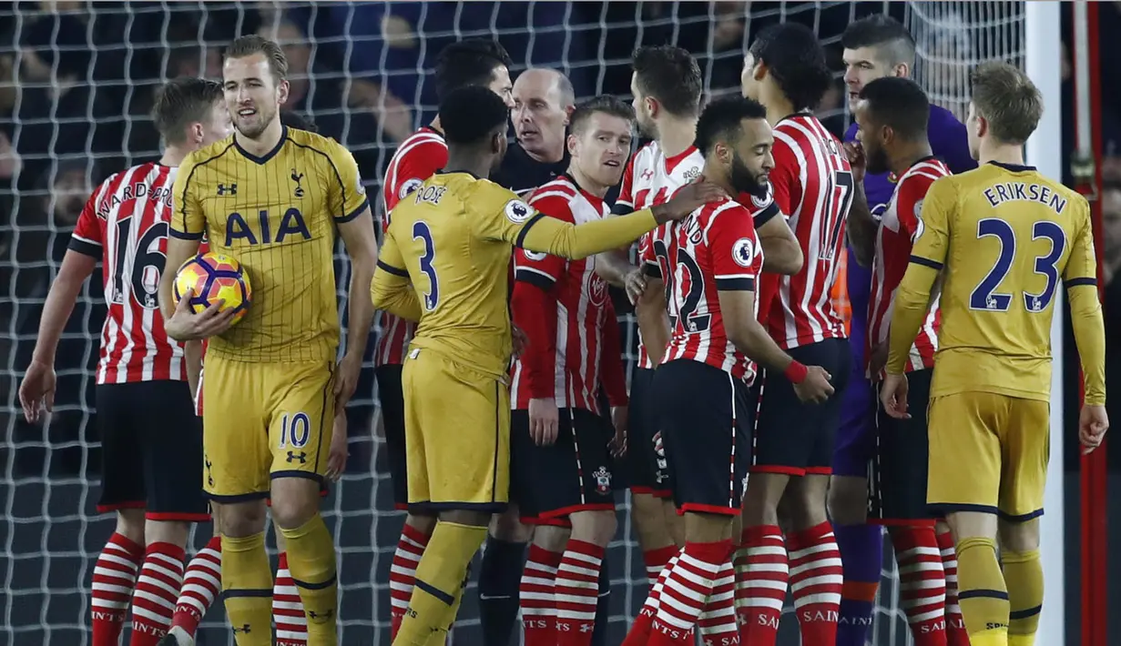 Wasit Mike Dean memberikan kartu merah kepada penyerang Southampton, Nathan Redmond, saat melawan Tottenham. Petaka terjadi pada meit ke-57, tuan rumah harus bermain 10 orang karena kartu merah ini. (Reuters/Eddie Keogh)