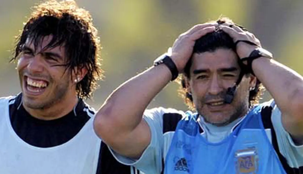 Argentina&#039;s football team coach Diego Maradona (R) gestures next to Carlos Tevez during a training session in Ezeiza, Buenos Aires on March 24, 2009. AFP PHOTO/Juan Mabromata 